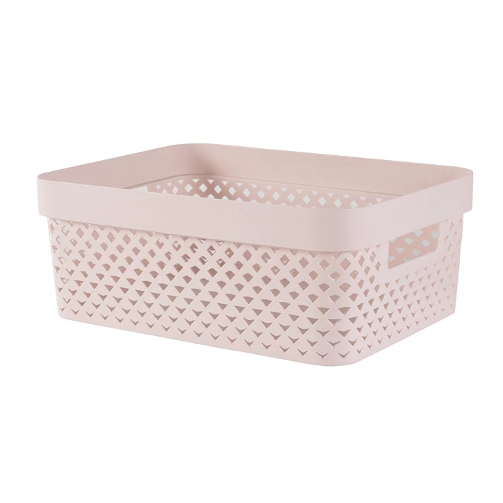 CURVER "Pure" tároló kosár 11 literes, púderrózsaszín színben, modern rattan hatású kialakítással és kényelmes fogantyúkkal, ideális mindennapi használatra és rendszerezésre otthon.
