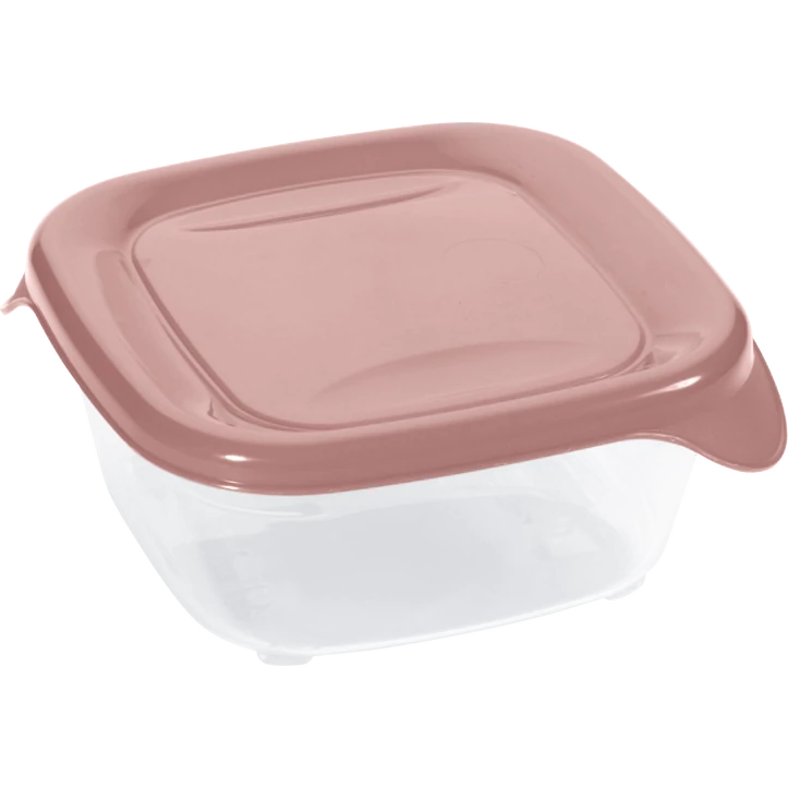 Átlátszó műanyag ételtároló doboz rózsaszín fedéllel és oldalsó füllel. Praktikus konyhai eszköz friss ételek higiénikus tárolására, szállítására vagy hűtésére.