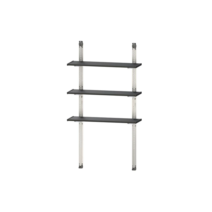 Fekete, háromrétegű polckészlet, erős fém tartósínekkel, elegánsan elrendezve. Minden polc 97 cm hosszú, 30 kg terhelhetőségű, ideális szerszámok és egyéb tárgyak tárolására. Fehér háttéren fotózva.