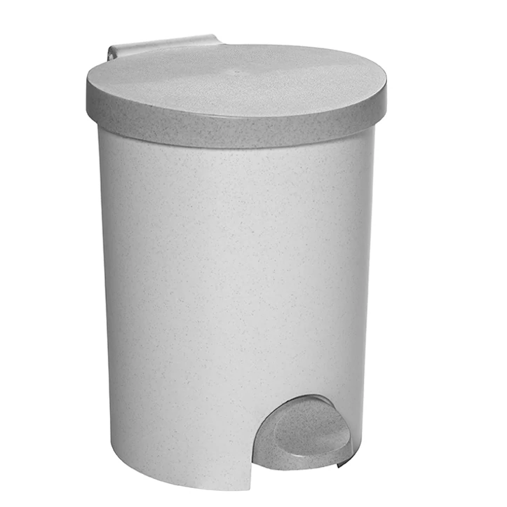 Ezüst és fekete színű, 15 literes CURVER kerek pedálos szemetes, műanyagból készült, zárható fedéllel. A pedál segítségével kéz nélküli nyitás, ideális kis helyekre. Fehér háttéren fotózva.