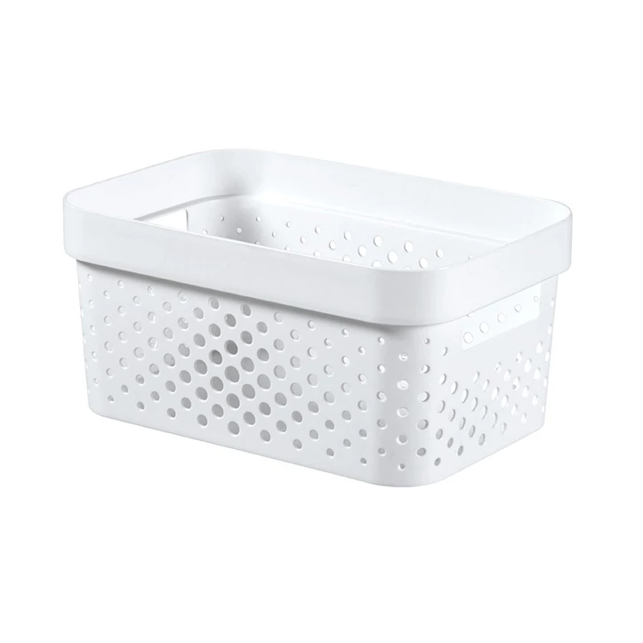 Fehér, műanyag CURVER 'INFINITY' tárolókosár, 4,5 literes űrtartalommal, ovális formájú, lyukacsos mintázattal. Praktikus fogantyúkkal ellátva, bármely szobában tárolásra alkalmas. Fehér háttéren fotózva.