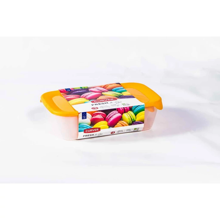 CURVER 'FRESH&GO' szögletes ételtartó szett, narancssárga fedéllel. Átlátszó műanyagból készült, 0,5L, 1L és 2L űrtartalommal, hűtőben tárolható, mikrohullámú sütőben használható. Fehér háttéren fotózva.