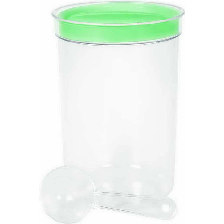 Átlátszó műanyag fűszertartó adagoló kanállal, 1,7 literes kapacitással, zöld színű fedéllel. A kanál a tál mellett található, jól láthatóan, egyszerű és praktikus tárolási lehetőséget nyújt.