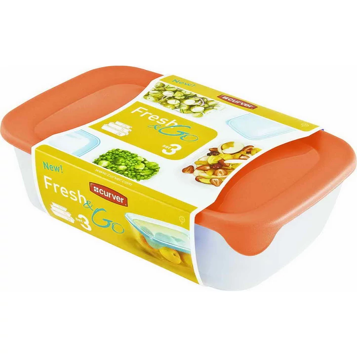 CURVER 'FRESH&GO' szögletes ételtartó doboz, 0,5L és 1L, valamint 2L kapacitással, fehér alapszínű, narancssárga fedéllel, élelmiszerek tárolására alkalmas, strapabíró műanyagból készült, címkével ellátva.