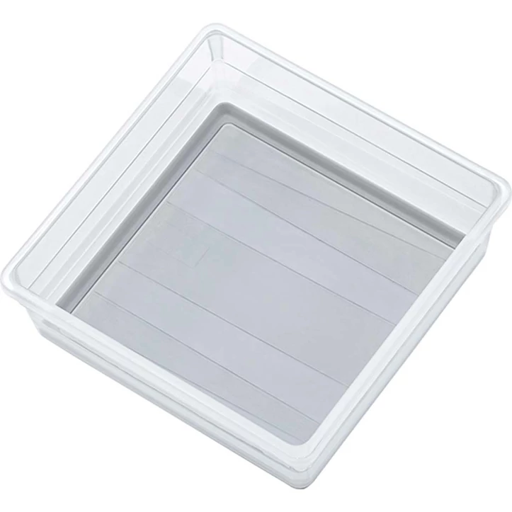 Átlátszó műanyag csúszásgátló rendszerező doboz, mérete 15 x 15 cm és magassága 5 cm. Stabilitását az alján található gumicsíkok biztosítják, ideális konyhai vagy fürdőszobai tárolásra.