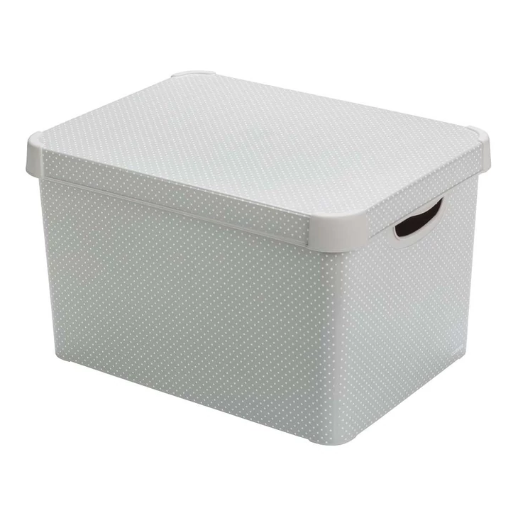 Szürke, pöttyös CURVER 'DECO STOCKHOLM' tárolódoboz 22L, praktikus fedele van, amely védi a benne tárolt tárgyakat, és két kényelmes fogantyúja megkönnyíti a szállítást. A tartós műanyag anyag egyszerűen tisztítható.