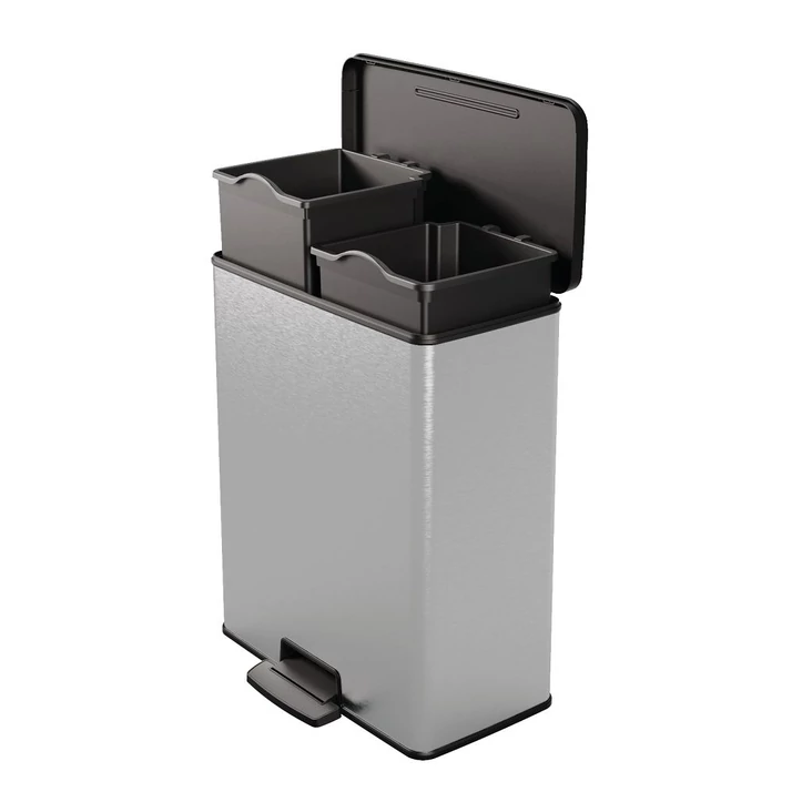 Dupla rekeszes CURVER 'DECO BIN DUO' pedálos szemetes, 2x26L űrtartalommal. Fényes ezüst színű, 100%-ban újrahasznosított műanyagból készült, higiénikus használatot biztosít a pedálos nyitási mechanizmussal.