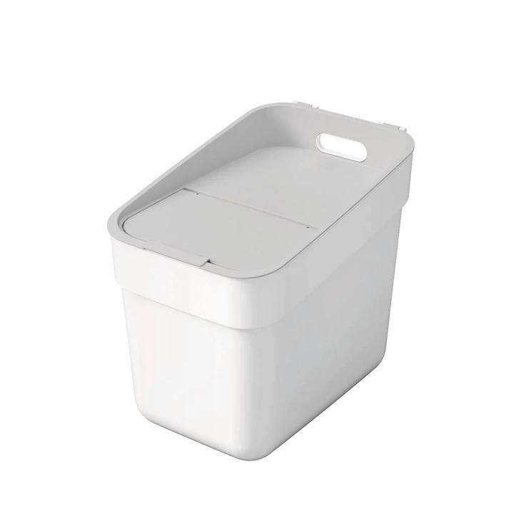 Fehér színű CURVER 'READY TO COLLECT' szelektív hulladékgyűjtő 20L űrtartalommal, egyszerű, modern formával és praktikus, kézre álló fogantyúval. A falra rögzíthető kialakítás lehetővé teszi a helytakarékos használatot.
