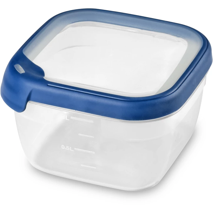 1,2 literes négyzet alakú ételtartó átlátszó műanyagból, kék műanyag fedele légmentes záródással. Ideális ételek frissességének megőrzésére hűtőszekrényben, belső mérőjelzésekkel. Fehér háttéren került bemutatásra.