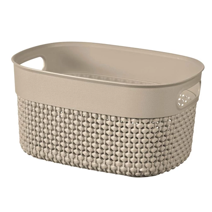 Krémszínű, horgolt hatású CURVER 'FILO RECYCLED' XS kosár, 3,5 literes űrtartalommal, ovális formában. Két fogantyúval könnyen mozgatható, ideális tárolásra kozmetikumoknak vagy konyhai eszközöknek. Fehér háttéren fotózva.
