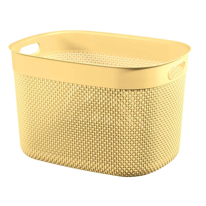 Sárga CURVER 'FILO RECYCLED' kosár, XL méretben, 30L űrtartalommal. Horgolt mintázattal, ergonomikus fogantyúkkal készült, amely ideális tárolásra kozmetikumoknak vagy konyhai eszközöknek. Fehér háttéren fotózva.