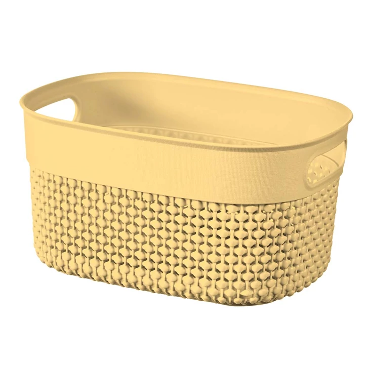 Sárga, horgolt mintázatú CURVER 'FILO RECYCLED' kosár, 3,5 literes űrtartalommal, 23,5 cm hosszú és 17,5 cm széles. Ideális tárolásra kozmetikumoknak vagy konyhai eszközöknek. Fehér háttéren bemutatva.