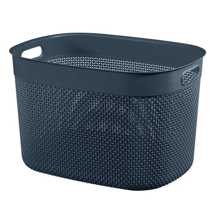 Sötétkék, műanyag CURVER 'FILO RECYCLED' kosár XL 30L, ovális formájú, praktikus fogantyúkkal, modern horgolt mintázattal. Tökéletes tárolásra a mindennapi használatban, fehér háttéren fotózva.