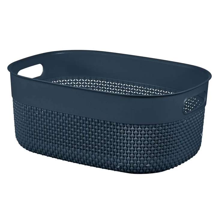 Sötétkék CURVER 'FILO RECYCLED' kosár M, 12 liter űrtartalommal, ovális formájú, strapabíró műanyagból készült, horgolt mintázattal, ideális tárolási megoldás kozmetikumokhoz vagy konyhai eszközökhöz.