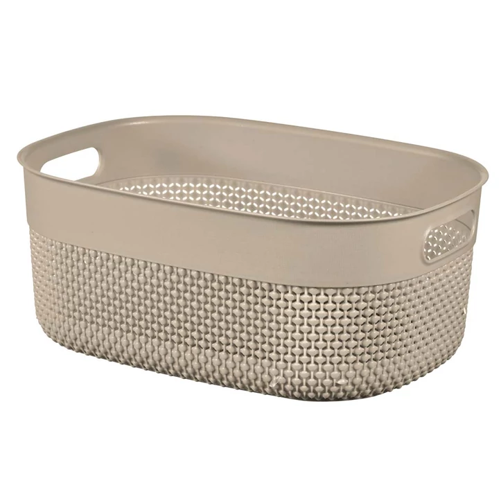 Bézs színű CURVER 'FILO RECYCLED' M 12L kosár, kézi horgolt mintázattal, ovális formájú, ergonomikus fogantyúkkal. Ideális tárolásra, például kozmetikumoknak vagy konyhai eszközöknek. Fehér háttéren fotózva.