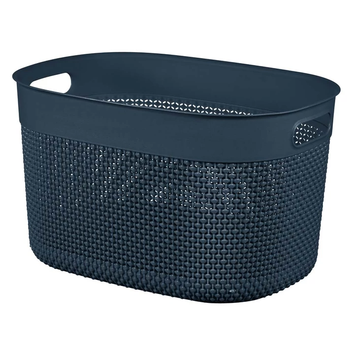 Sötétkék CURVER 'FILO RECYCLED' kosár, 18 literes űrtartalommal. Horgolt mintázattal, praktikus fogantyúkkal és modern dizájnnal, ideális tárolásra kozmetikumoknak vagy konyhai eszközöknek. Fehér háttéren fotózva.