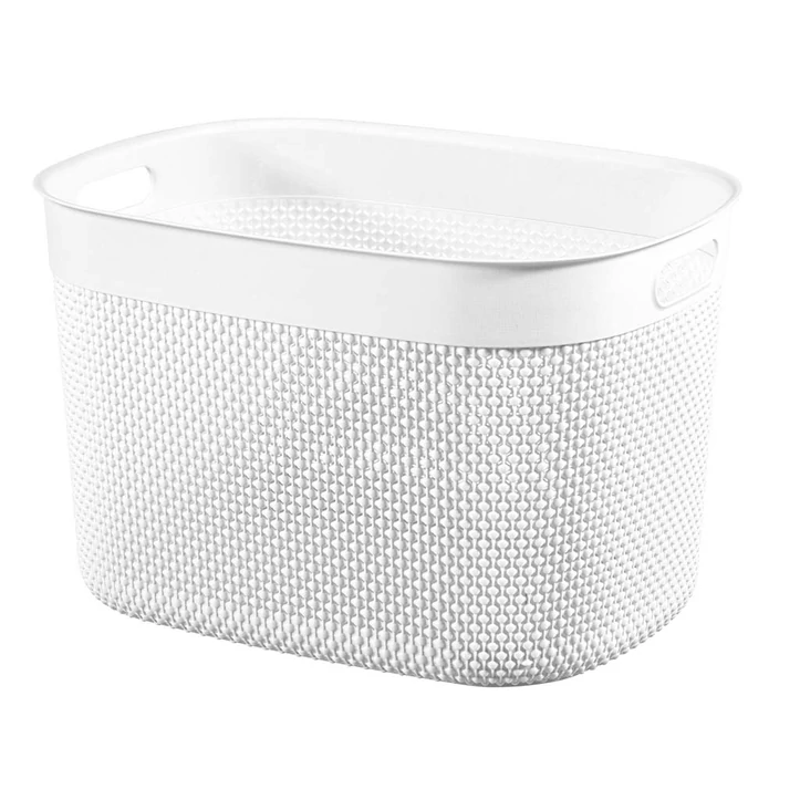 Fehér, műanyag CURVER 'FILO RECYCLED' XL 30L kosár, ovális formában, horgolt mintázattal, fogantyúkkal. Tökéletes tárolásra kozmetikumokhoz, konyhai eszközökhöz vagy újságokhoz.