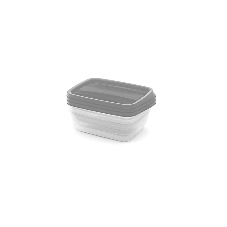 Négyzetes forma, átlátszó műanyag ételtároló szett, szürke fedéllel, mely három 1 literes dobozt tartalmaz. A képen a termék egymásra helyezve látható, fehér háttéren.