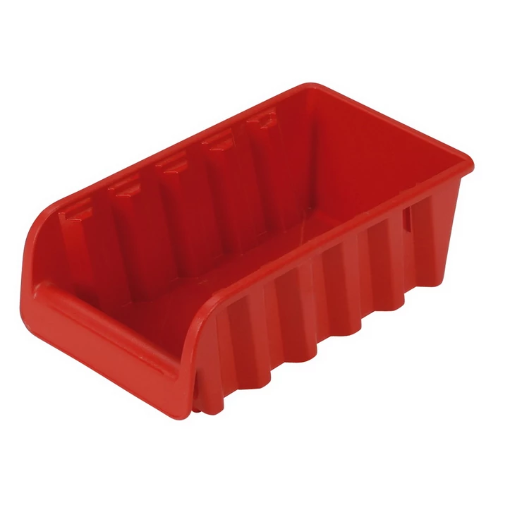 Piros CURVER csavartartó, praktikus tárolórekesz, amely könnyen hozzáférhetővé teszi a csavarokat és apró alkatrészeket. Méretei: 20,9 cm hosszú, 11,5 cm széles, 7,5 cm magas. Fehér háttér előtt fotózva.