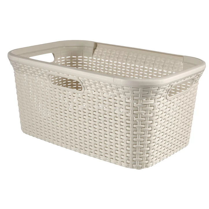 Krém színű Curver Style 45 literes rattan hatású ruháskosár, praktikus és strapabíró kialakítással, négy kényelmes fogantyúval, amely kiválóan alkalmas fürdőszobába, hálószobába vagy mosókonyhába.