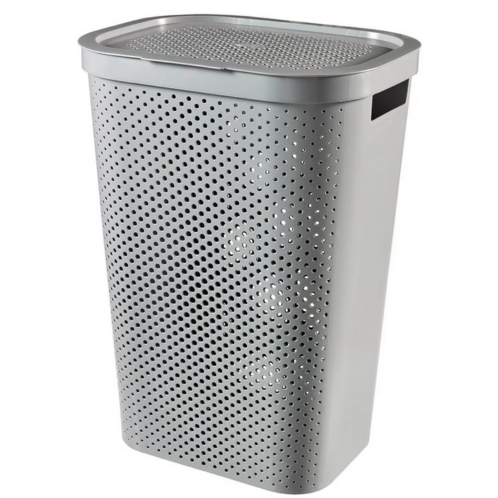 Szürke, perforált designú CURVER 'INFINITY' szennyestartó, 59L kapacitással, modern stílussal. Praktikus fedéllel és 100%-ban újrahasznosított műanyagból készült. Ideális fürdőszoba vagy hálószoba tárolásához.