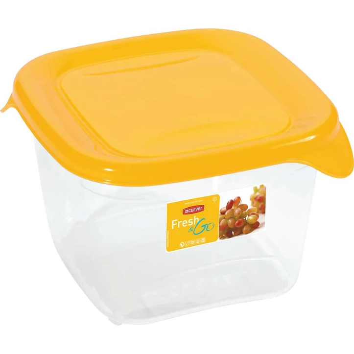 Átlátszó műanyag ételtartó narancssárga fedővel, mérete 15,5 x 15,5 x 8,3 cm, 1,2 liter űrtartalommal, a Fresh&Go termékcsaládból. Ideális hűtőszekrényhez, mikrohullámú sütőhöz és mosogatógéphez.