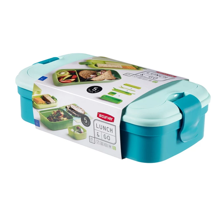 Kék CURVER 'LUNCH&GO' ételtartó doboz, levehető teteje két részből áll, evőeszköz készlettel. Praktikus, kompakt méret, ételek szállítására és tárolására, környezetbarát anyagból készült, fehér háttéren fotózva.