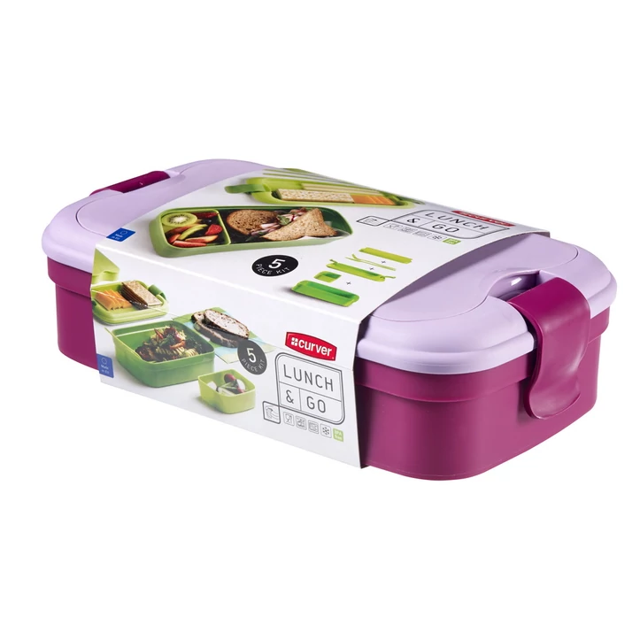 Lila CURVER 'LUNCH&GO' ételtartó doboz, két részből álló levehető tetővel, praktikus evőeszköz készlettel. Kompakt méretű, könnyen szállítható, ideális tízórainak vagy kirándulásra. Az alsó rész saláták, köretek tárolására