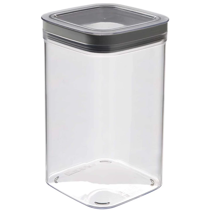 Átlátszó, négyzet alakú CURVER 'DRY CUBE' tároló doboz, 1,8 liter űrtartalommal. Szürke, tömített fedéllel rendelkezik, és könnyen egymásra helyezhető, ideális konyhai élelmiszerek vagy fűszerek tárolására.