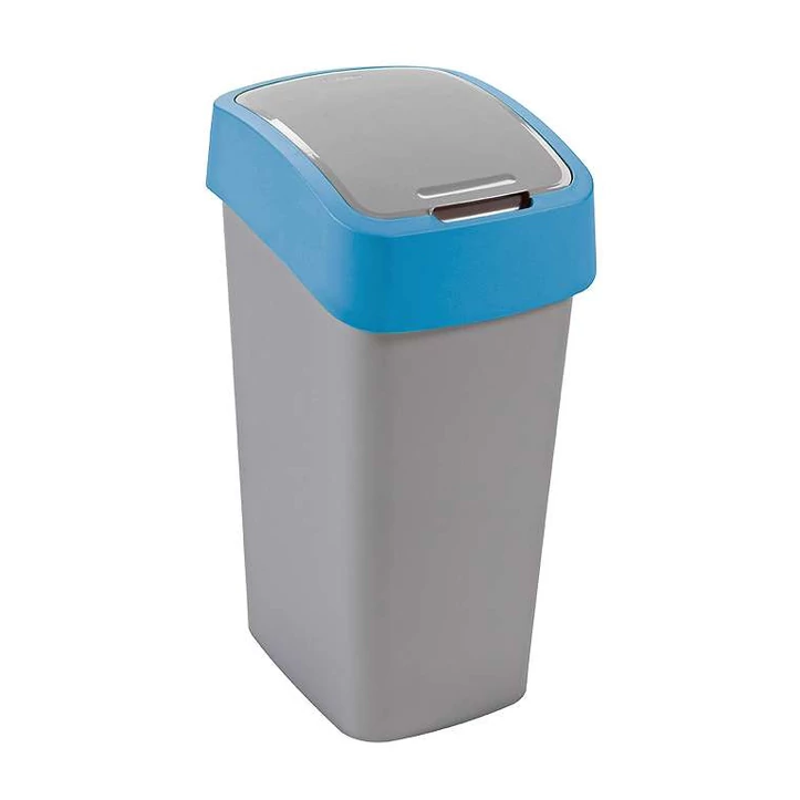 Ezüstszínű, 45 literes CURVER 'PACIFIC FLIP BIN' billenő fedeles szemetes, kékkel kombinálva. A kézzel nyitható fedél megakadályozza a szagok kiáramlását, modern dizájnnal készült újrahasznosított anyagból.