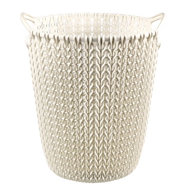 Törtfehér, kötött mintájú CURVER 'Knit' papírkosár, 7 literes űrtartalommal és kényelmes fogantyúkkal, elegáns megjelenéssel, ideális íróasztali használatra. Fehér háttéren fotózva.