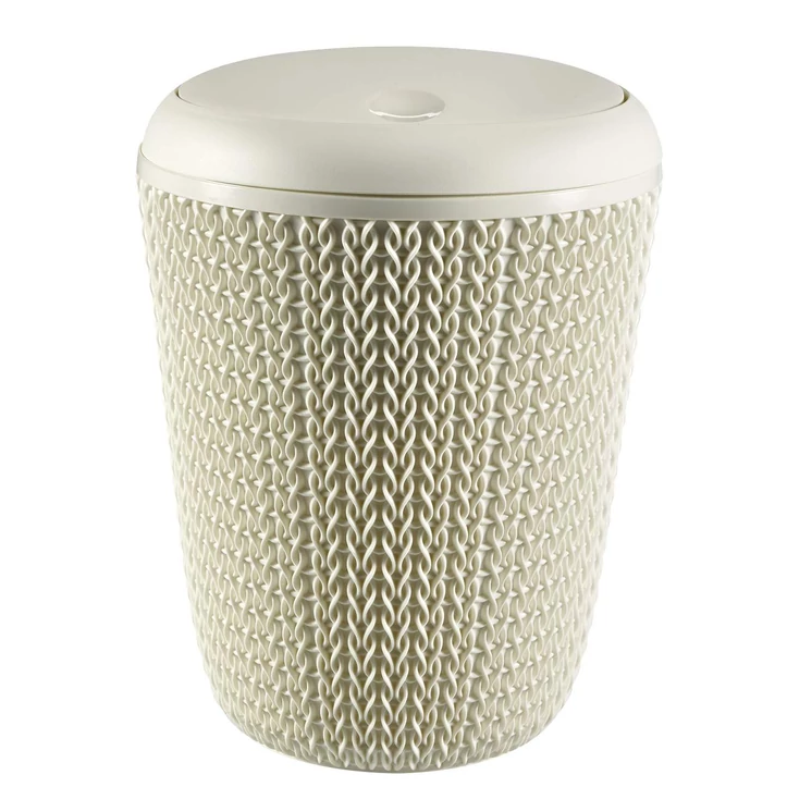 A CURVER 'Knit' fürdőszobai szemetes törtfehér színben, kerek formájú, 6 liter űrtartalommal. Tartós, szőtt mintázatú műanyagból készült, praktikus, zárható tetővel rendelkezik, modern fürdőszobákhoz ajánlott.