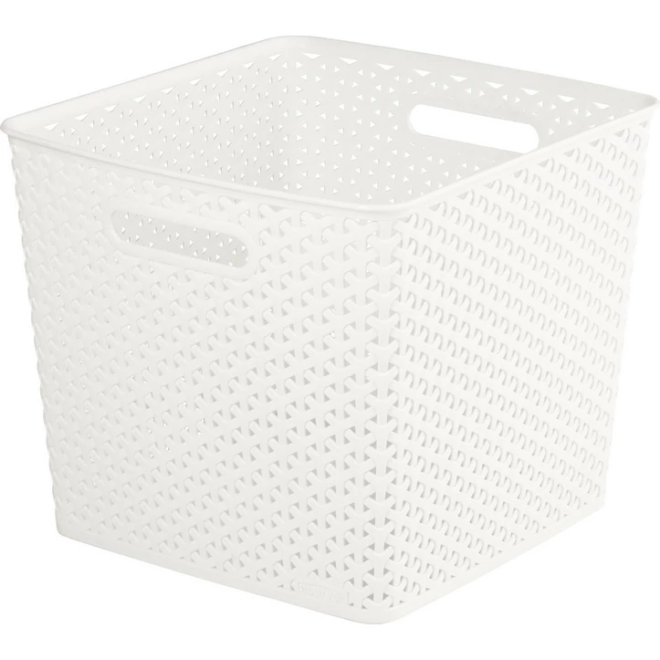 Négyzet alakú, krém színű CURVER 'MY STYLE' rattan papírkosár, 25L űrtartalommal. Kellemes rattan hatású design, praktikus fogantyúkkal, ideális tárolási megoldás fürdőszobába vagy nappaliba. Fehér háttéren fotózva.