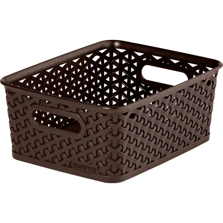 Barna műanyag tárolókosár, rattan hatású dizájnnal és két kézreálló fogantyúval, multifunkcionális használatra. Méretei: 25,5 cm hosszú, 19,6 cm széles és 10,3 cm magas.