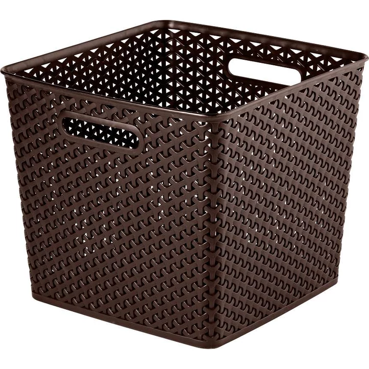 Sötétbarna, rattan hatású CURVER 'My Style' 25L-es kosár, négyszögletes kialakítással és kézreálló fogantyúkkal, ideális tárolásra fürdőszobában, hálószobában vagy nappaliban, fehér háttéren fotózva.