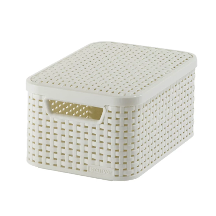 Krém színű S méretű CURVER 'STYLE' rattan kosár fedéllel, mely 7 literes űrtartalommal rendelkezik. Praktikus tárolási megoldás, kényelmes fogantyúkkal és dekoratív, szőtt textúrával. Ideális kisebb tárgyak, mint kulcsok vagy