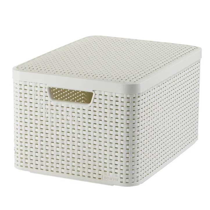 Krém színű, L méretű CURVER 'STYLE' rattan kosár, fedéllel, 30 literes űrtartalommal. Rattan szövést imitáló textúrája és kényelmes fogantyúja miatt könnyen szállítható, ideális tárolási megoldás otthon.