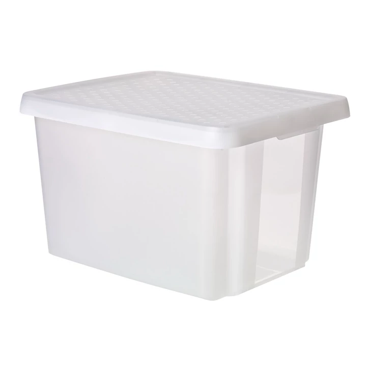 Átlátszó, műanyag tároló doboz fedővel, kapacitása 26 liter, méretei 34 cm hosszú, 44 cm széles és 27 cm magas. Tökéletes megoldás rend és helytakarékosság biztosítására. Fehér háttéren fotózva.