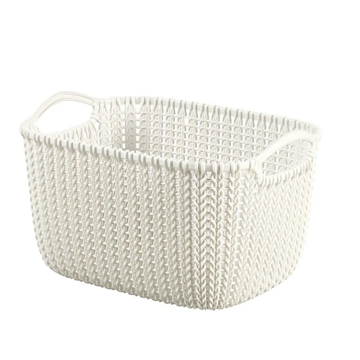 Törtfehér, téglalap alakú CURVER 'Knit' kosár, kényelmes fogantyúkkal, 30 cm hosszú, 22 cm széles, 17 cm magas, 8L űrtartalom, ideális tárolási megoldás nappaliba, hálószobába vagy fürdőszobába. Fehér háttérre fókuszálva.