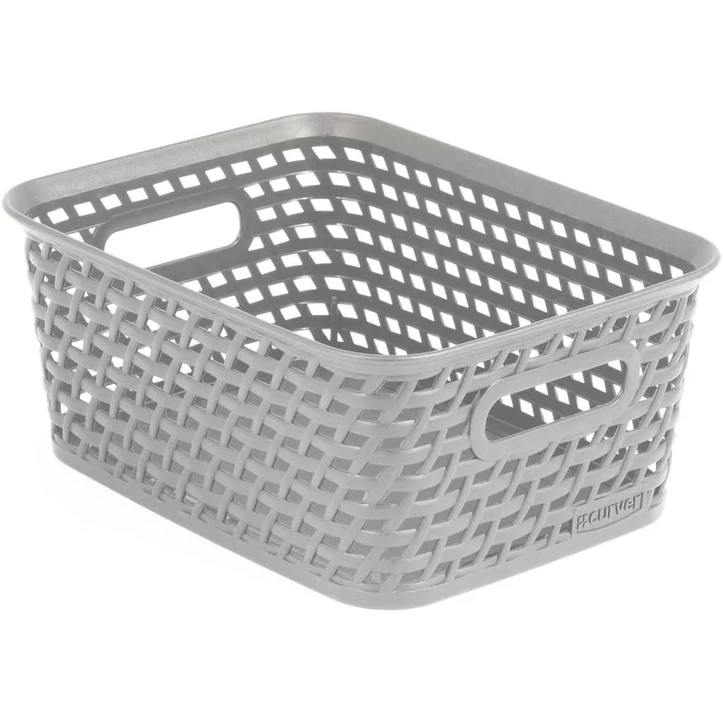 Szürke, műanyag tárolókosár, perforált mintázattal és kényelmes fogantyúkkal, méretei 26 cm hosszú, 19 cm széles és 10 cm magas. Praktikus tárolási megoldás bármely helyiségbe.
