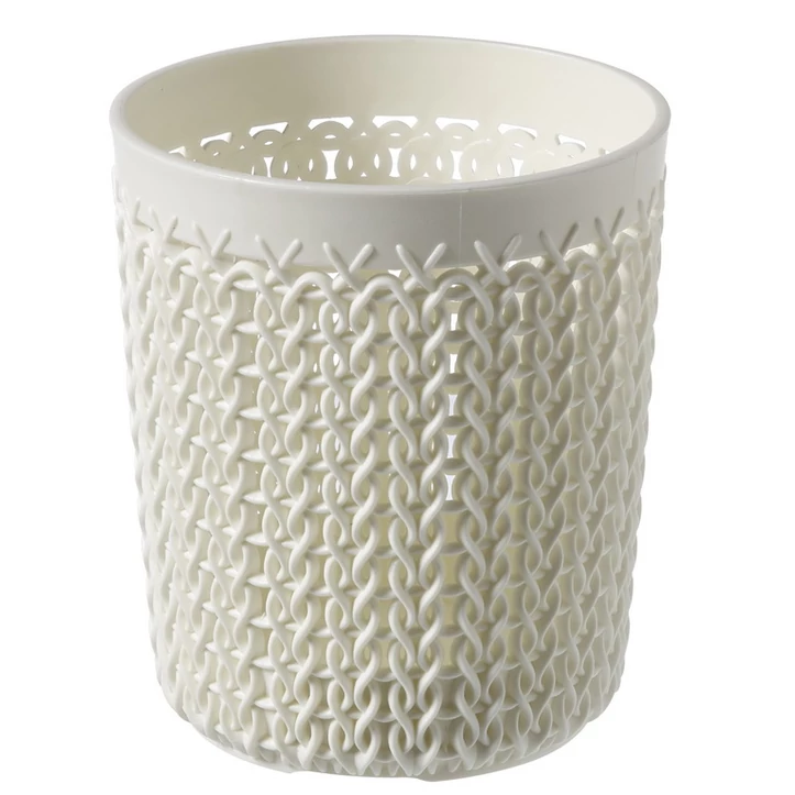 Törtfehér, kerek CURVER 'KNIT' S méretű tároló edény, 0,6 literes űrtartalommal. Kötött hatású mintázat és sima belső felület jellemzi, modern fürdőszobai vagy iroda dekorációhoz ideális. Fehér háttéren fotózva.