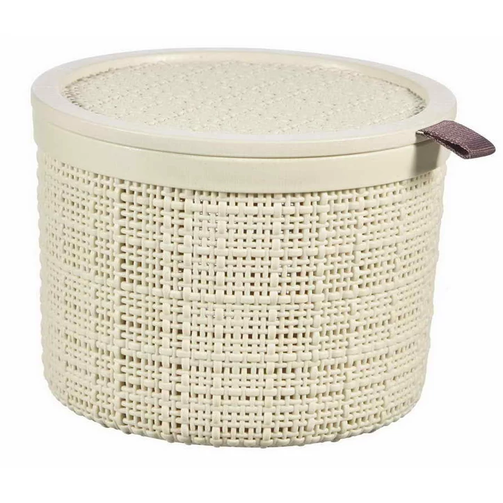 Bézs színű, kerek JUTE kosár tetővel, 2 liter űrtartalommal. Szőtt mintázatot imitáló felülettel, praktikus fogantyúkkal, egyszerűen mozgatható. Ideális kozmetikumok vagy konyhai eszközök tárolására.