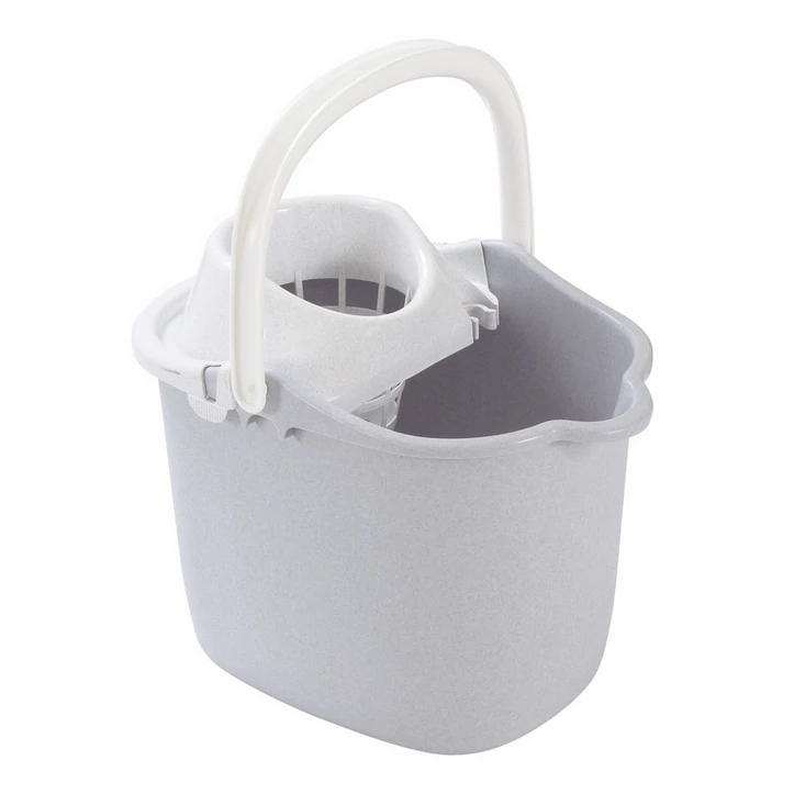 Szürke, műanyag felmosó vödör csavaró kosárral, 15 liter űrtartalommal. A vödör ergonomikus fogantyúval rendelkezik, és háztartási használatra ideális, praktikus formájával a felmosás megkönnyítésére szolgál.
