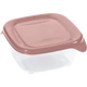 Átlátszó műanyag ételtároló doboz rózsaszín fedéllel és oldalsó füllel. Praktikus konyhai eszköz friss ételek higiénikus tárolására, szállítására vagy hűtésére.