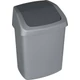 Szürke CURVER 'SWING TOP' billenő fedeles szemetes, 15 literes űrtartalommal, modern formával és egyszerű használattal, ideális konyhákhoz és fürdőszobákhoz, fehér háttéren fotózva.