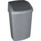 Szürke CURVER „SWING TOP” billenő fedeles szemetes, 50 literes űrtartalommal, egyszerű kialakítással és levehető tetővel. Tökéletes választás konyhába vagy fürdőszobába, diszkrét megjelenésével.