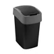 Fekete CURVER 'PACIFIC FLIP BIN' billenő fedeles szemetes, 80%-ban újrahasznosított anyagokból készült. Méretei: 18,9 cm hosszú, 23,5 cm széles, 35 cm magas, 9 liter űrtartalommal. Fehér háttéren fotózva.