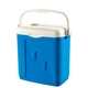 CURVER hűtőtáska, 20 literes űrtartalommal, kék színű műanyag matériával és fehér fedéllel. Kényelmes fogantyúval ellátva, ideális piknikezéshez, kempingezéshez és családi vakációkhoz. Fehér háttéren fotózva.