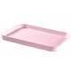 Rózsaszín, műanyag tálca, sík, téglalap alakú kialakítással, mellyel könnyedén szervírozhatók az ételek. Kis súlyának köszönhetően egyszerűen mozgatható, tisztítása mosogatógépben is lehetséges. Fehér háttéren fotózva.