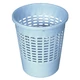 Kék színű CURVER BASIC papírkosár, 10 literes űrtartalommal, műanyagból készült, lekerekített formával és rácsos kialakítással. Ideális választás irodai vagy otthoni használatra. Fehér háttéren fotózva.